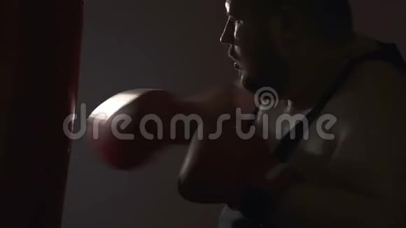 在健身房打拳击对抗过去的坏记忆欺负受害者视频的预览图