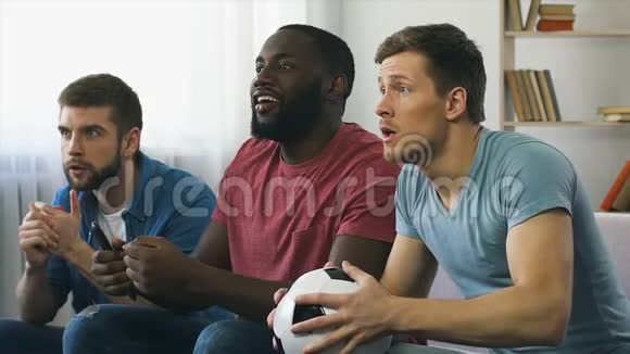 看足球比赛的朋友们最后一场比赛进球后咆哮起来视频的预览图