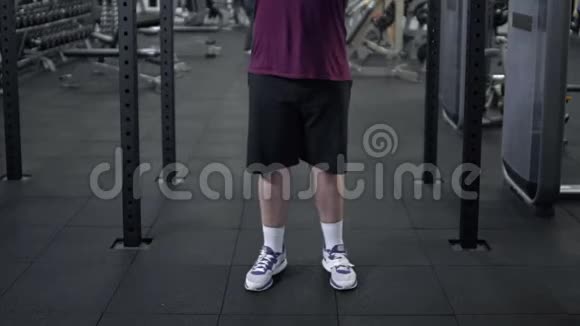 超重男性跳绳健身前热身有氧运动视频的预览图