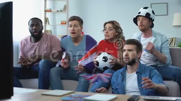 英国朋友在电视上观看足球比赛为国家队进球感到高兴视频的预览图