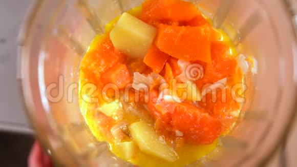 把煮好的南瓜和土豆切成丁放在搅拌机里视频的预览图