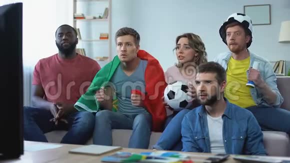 葡萄牙球迷在家观看比赛共同庆祝进球视频的预览图