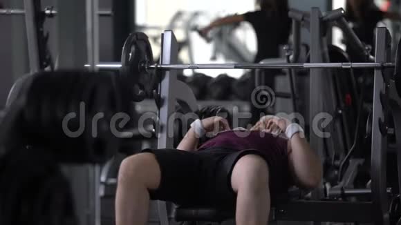 杠铃运动后肥胖男性饮水恢复水平衡饮食视频的预览图
