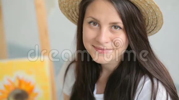 迷人的微笑女人肖像视频的预览图