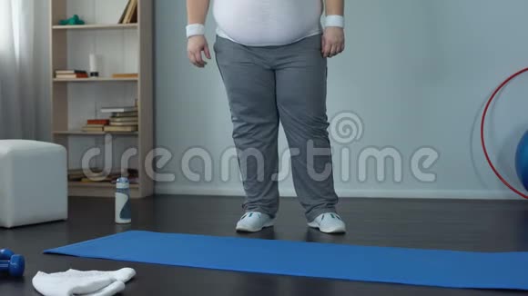 肥胖男子坐在垫子上锻炼呼吸困难肥胖问题视频的预览图