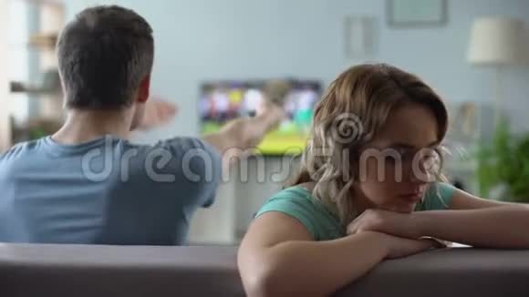 男朋友坐在旁边看足球赛电视关系危机视频的预览图