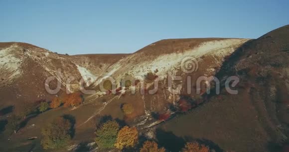 只是美妙的视频与无人机从惊人的高山和田野在秋天视频的预览图