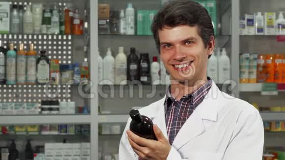 快乐的药剂师在药店工作时竖起大拇指视频的预览图