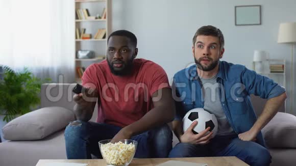 两个足球迷正在观看美国足球比赛试图了解规则视频的预览图