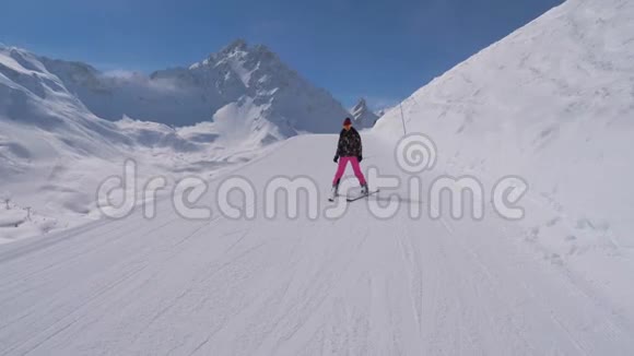 滑雪女新手滑雪下山滑雪背景雪山视频的预览图