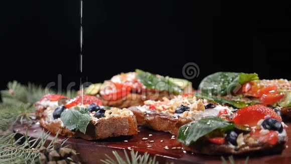 提供食物的概念素食观念各种木制背景的新鲜自制三明治孤立于黑色视频的预览图