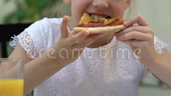 女孩吃陈腐的油炸披萨不健康的垃圾食品肥胖的风险视频的预览图