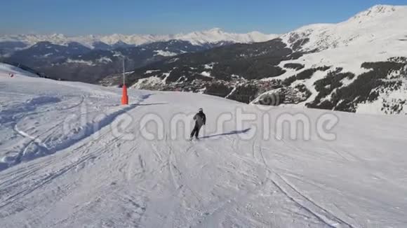 在滑雪者的运动后景中沿着滑雪坡滑行视频的预览图