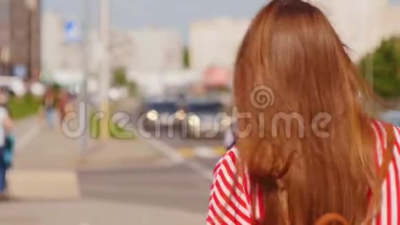 有长发的女人走在街道中心近距离射击视频的预览图