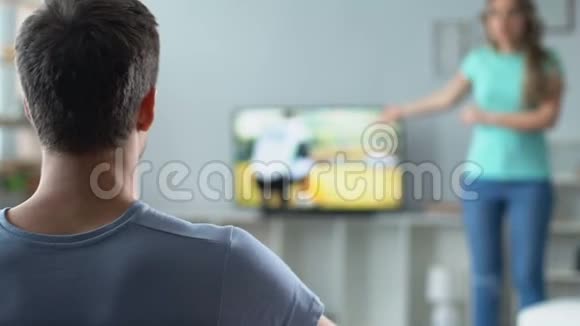 女孩紧张地对盖伊尖叫禁止他看电视体育比赛视频的预览图