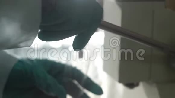 实验室助理在工厂用护身霜或洗发水灌装瓶子视频的预览图