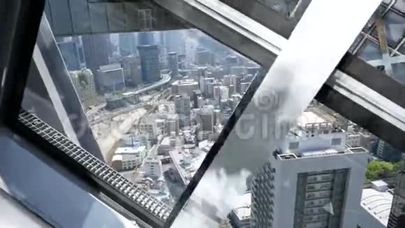 从乌梅达自动扶梯可以看到大阪的城市景色视频的预览图