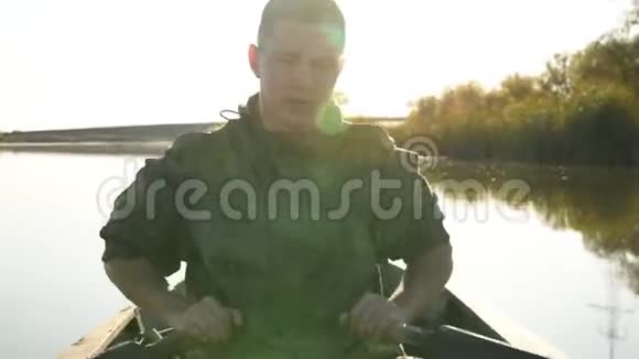 一个年轻人在木船上的桨上游泳视频的预览图