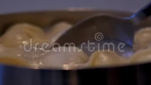 宏观勺子从水中取出饺子展示视频的预览图