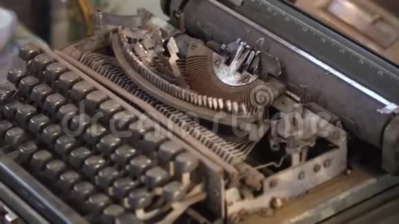 商店里的旧打字机视频的预览图