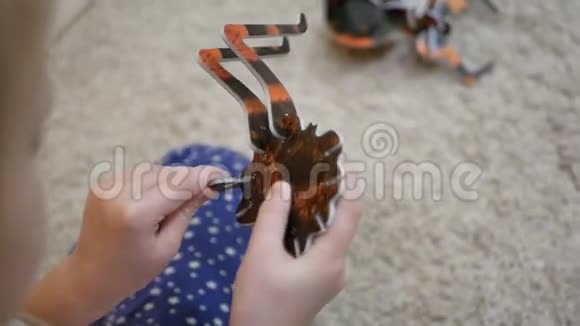 女孩收集3D蚂蚁玩拼图游戏视频的预览图