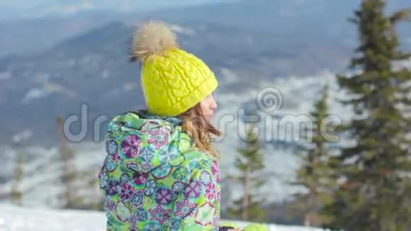 女孩冬天从顶部看视频的预览图