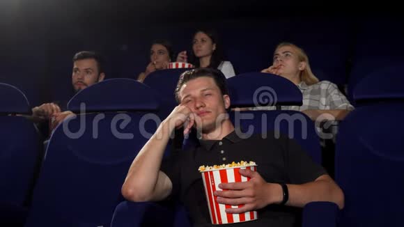 在电影院看电影时帅哥睡着了视频的预览图