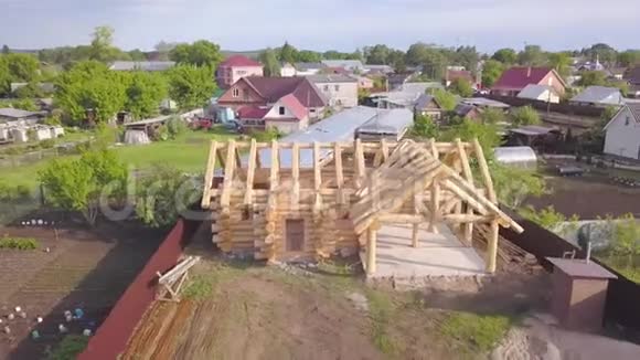 木屋建设的俯视图剪辑郊区全景和木屋框架正在进行中视频的预览图
