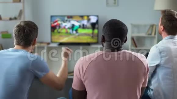积极为美国足球队加油热爱运动休闲于家视频的预览图