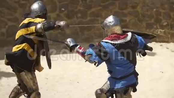 竞技场上两名骑士的战斗视频的预览图