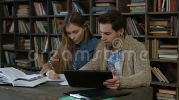 图书馆里有几个学生使用数字平板电脑视频的预览图