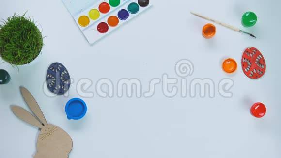 手把篮子和鸡蛋放在桌子上刷油漆装饰艺术学校视频的预览图