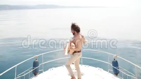 夏天在公海的豪华游艇上热恋的情侣视频的预览图