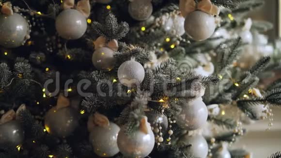 装饰的绿色圣诞树树枝的特写镜头有美丽的闪亮的球和漂亮的装饰品新视频的预览图