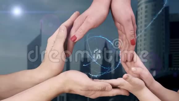 男人女人和孩子的手显示全息图供应链视频的预览图