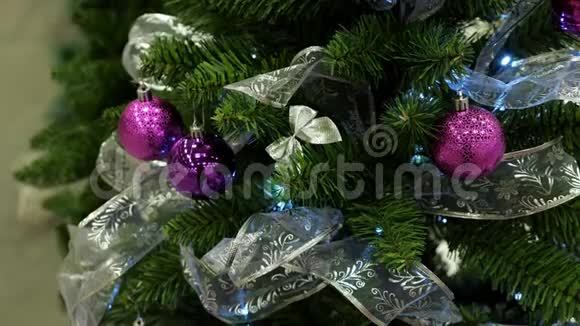 漂亮的人造圣诞树闪闪发光的装饰品视频的预览图