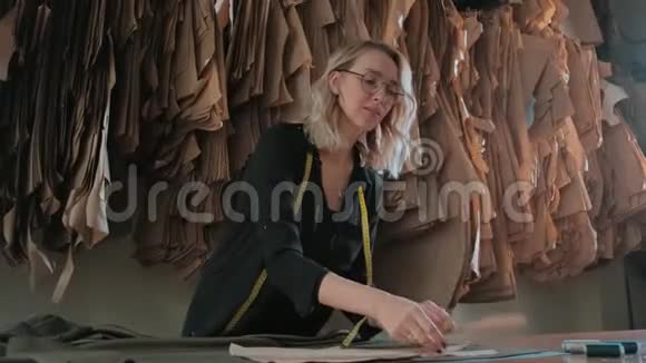 摄影棚里的裁缝把木尺放在布料上视频的预览图