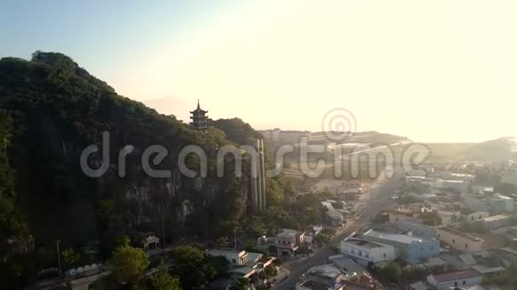 山上宝塔对城市的空中观景公路视频的预览图
