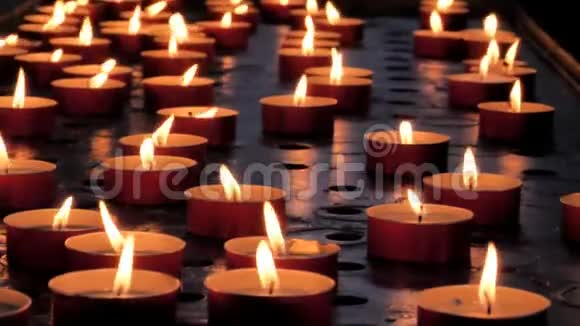 许多蜡烛在黑暗中燃烧特写视图视频的预览图