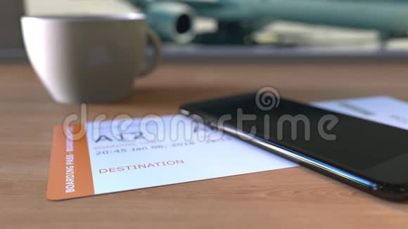 飞往伊斯坦布尔的登机牌和前往土耳其的飞机桌上的智能手机视频的预览图