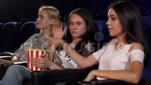 女青年因朋友在电影院吃爆米花而烦恼视频的预览图