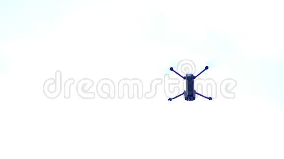四旋翼战斗机在天空中飞行视频的预览图