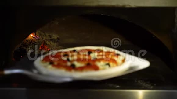 把意大利披萨放进烧烤炉里视频的预览图