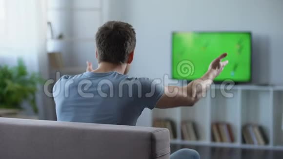 在家看大屏幕足球赛的男人为他最喜欢的球队欢呼视频的预览图