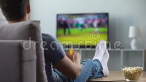 美国足球迷对最喜欢的球队进球感到高兴冠军视频的预览图