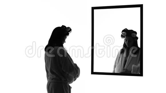 一个沮丧的孕妇独自看着镜子想象着丈夫拥抱她视频的预览图