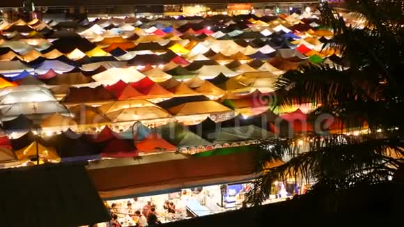 夜间照明市场的帐篷罗查达罗特费火车之夜色彩鲜艳的帐篷顶视频的预览图