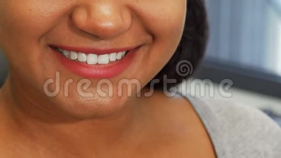 幸福的女人微笑着嘴边拿着牙刷视频的预览图