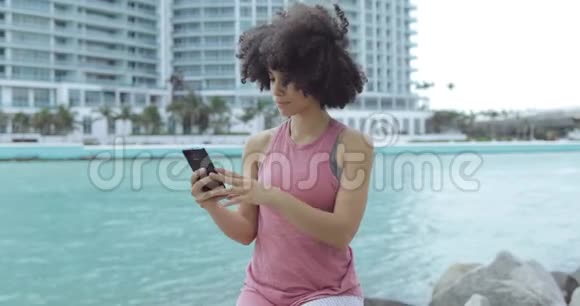 开朗的黑人女人在海边自拍视频的预览图