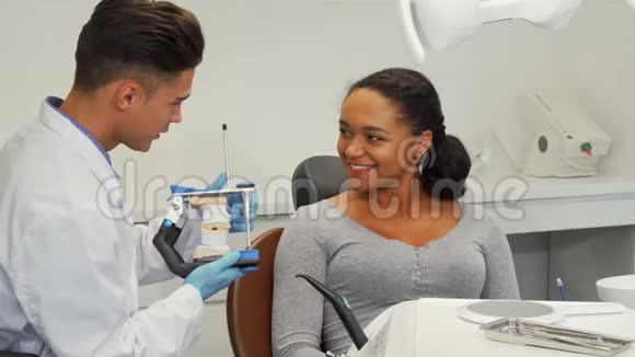 牙医跟他的病人说她的牙模视频的预览图